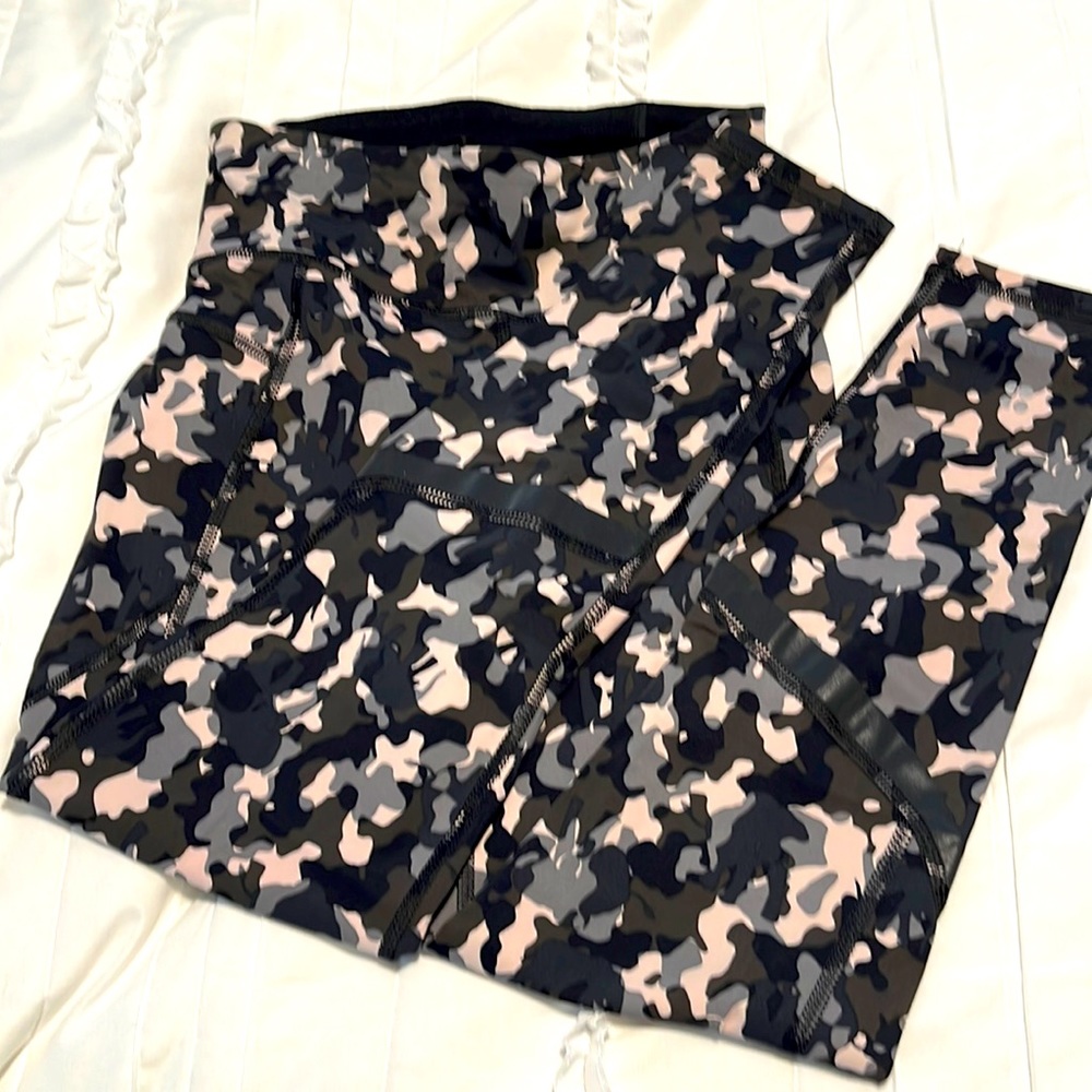 EUC Sweaty Betty 7/8 Zero Gravity Running legging Green Camo Print - Size XS - Picture 4 of 7